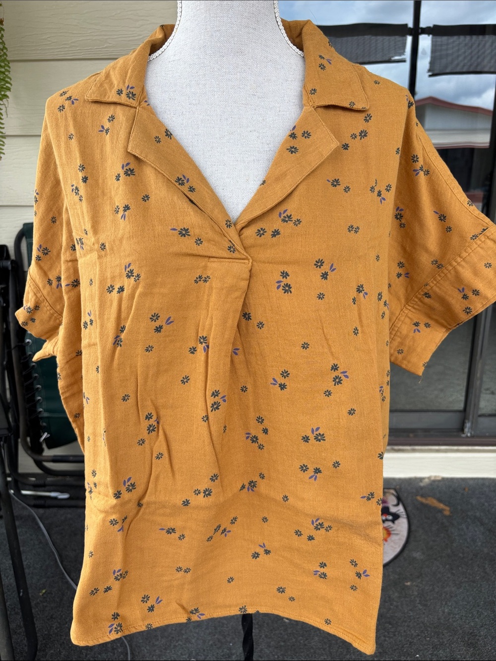 Short Sleeve Floral Split Neck Top